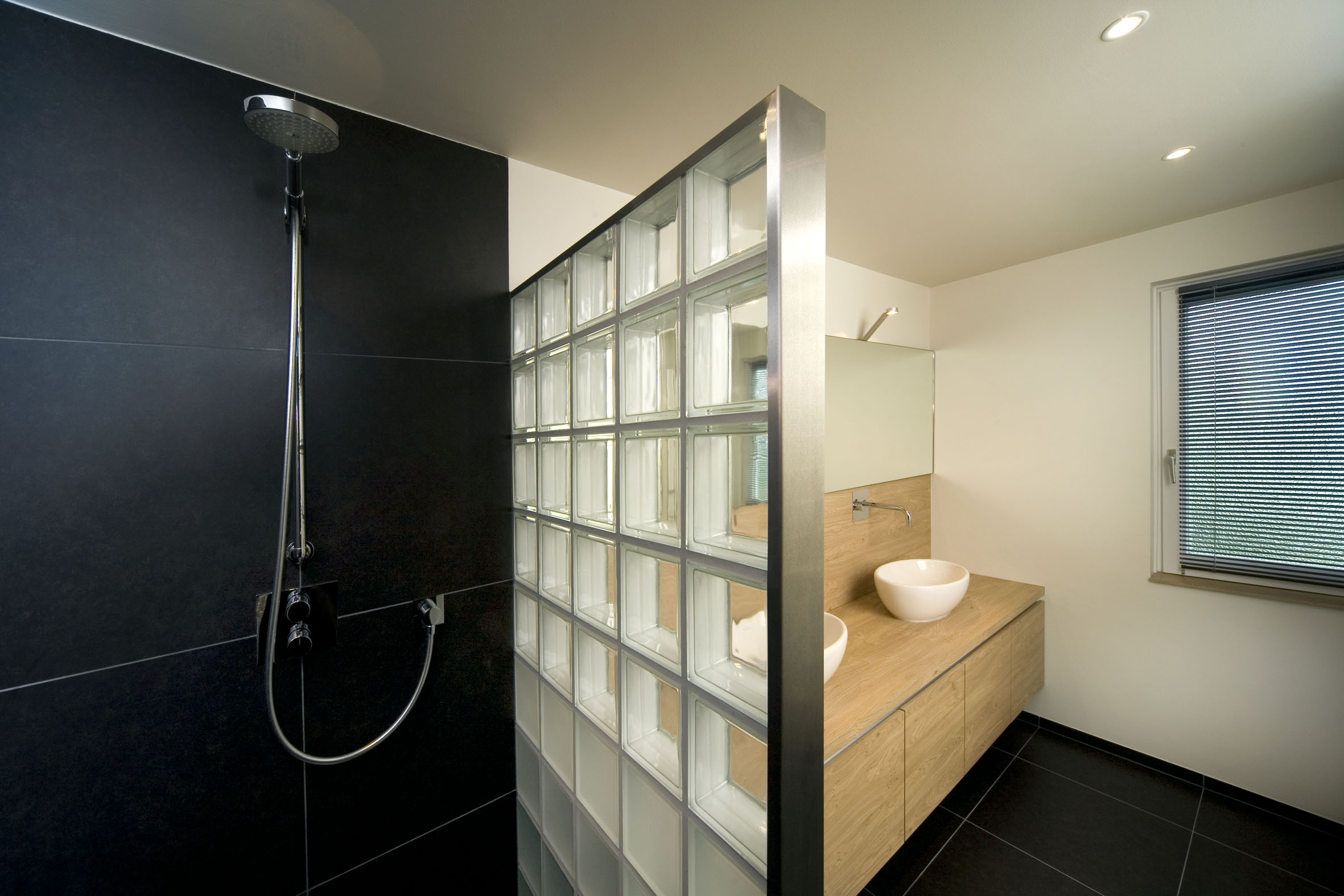Badkamer met gladde muren: betonlook in de badkamer materialen hun ...